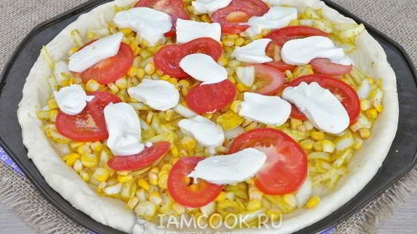 луковая пицца с кукурузой и моцареллой