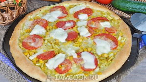 луковая пицца с кукурузой и моцареллой