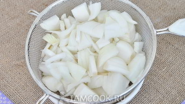 луковая пицца с кукурузой и моцареллой