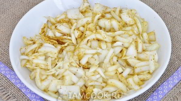 луковая пицца с кукурузой и моцареллой