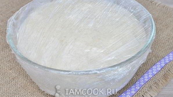 луковая пицца с кукурузой и моцареллой