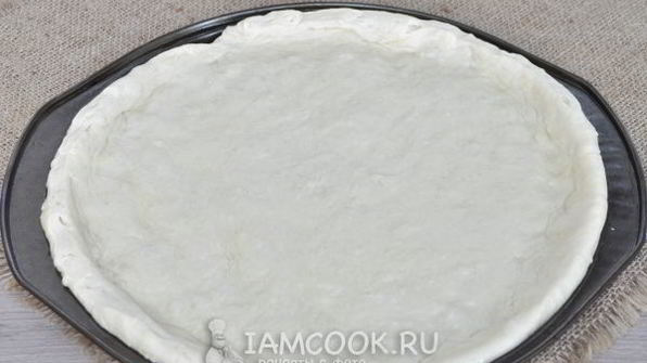 луковая пицца с кукурузой и моцареллой