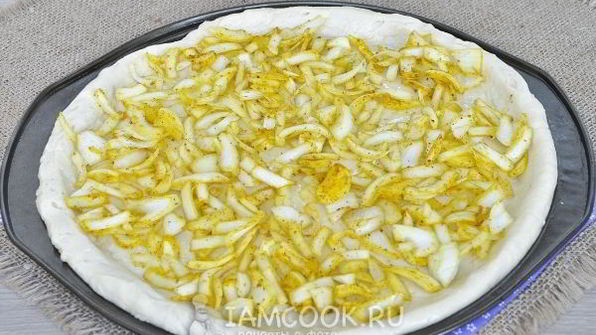 луковая пицца с кукурузой и моцареллой