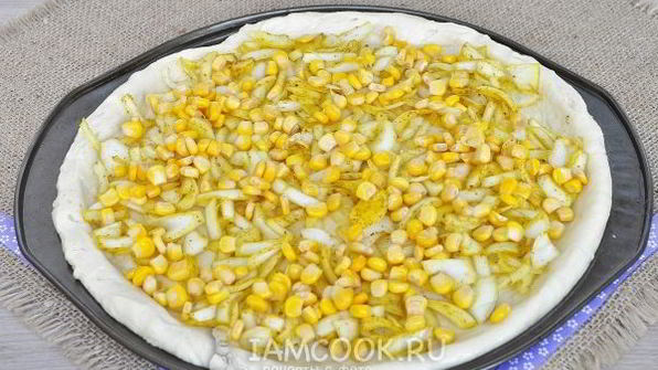 луковая пицца с кукурузой и моцареллой