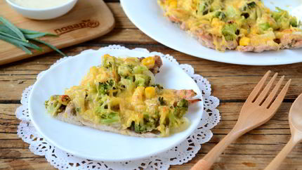 Пицца из куриного филе с сыром и брокколи