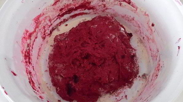 пицца из свекольного теста с овощами и грибами