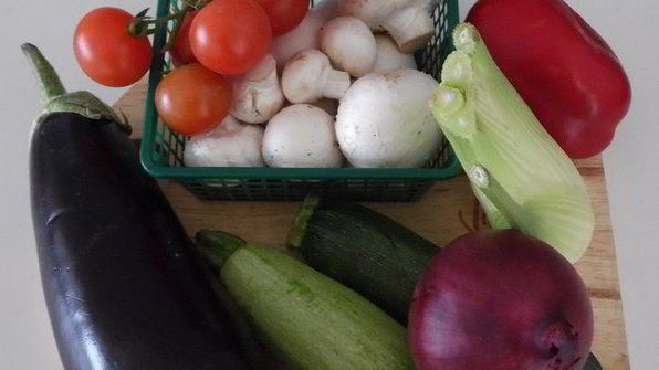 пицца из свекольного теста с овощами и грибами