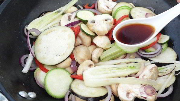 пицца из свекольного теста с овощами и грибами