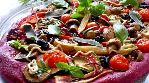 пицца из свекольного теста с овощами и грибами