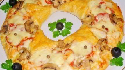 Пицца Рождественский венок с соусом энчилада