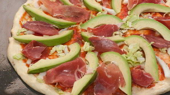 пицца с авокадо