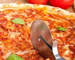 Пицца с бараниной и помидорами