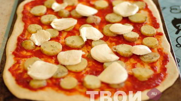 пицца с картофелем, розмарином и тимьяном