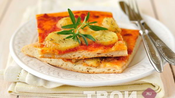 пицца с картофелем, розмарином и тимьяном