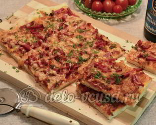 Пицца с колбасой