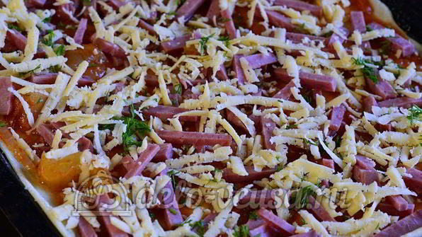 пицца с колбасой