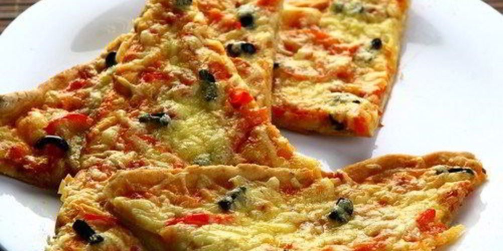 Рецепт пиццы с копченостями и черносливом