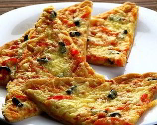 Пицца с копченостями и черносливом