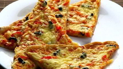 Пицца с копченостями и черносливом