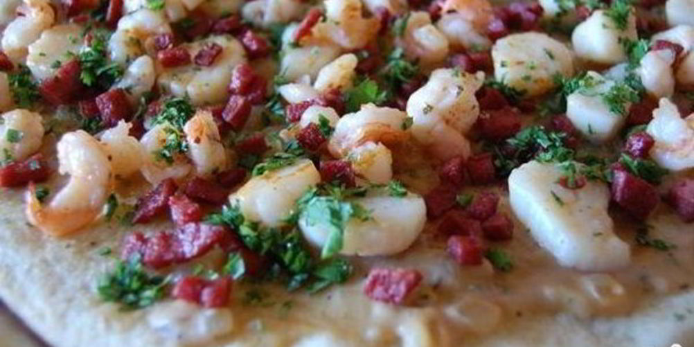 Рецепт пиццы с креветками и колбасой