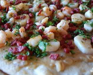 Пицца с креветками и колбасой