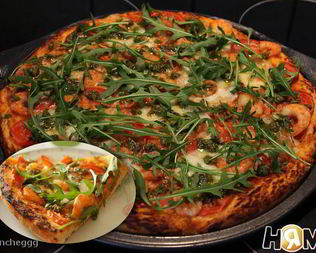 Пицца с креветками и рукколой