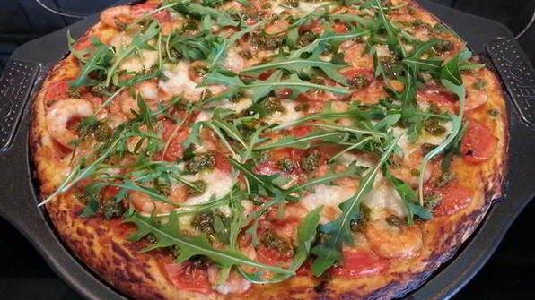 пицца с креветками и рукколой