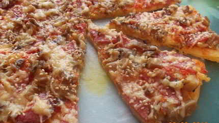 Пицца с салями и грибами