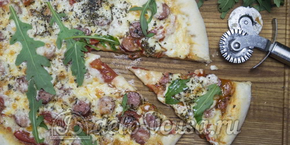 Рецепт пиццы с сосисками и помидорами