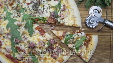 Пицца с сосисками и помидорами