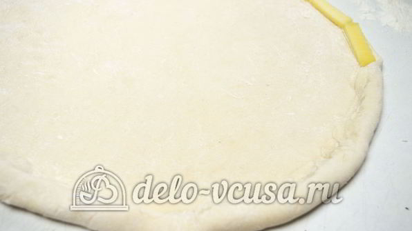 пицца с сосисками и помидорами