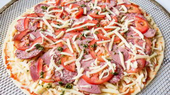 пицца с томатами и ветчиной