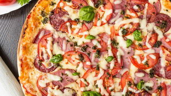 пицца с томатами и ветчиной