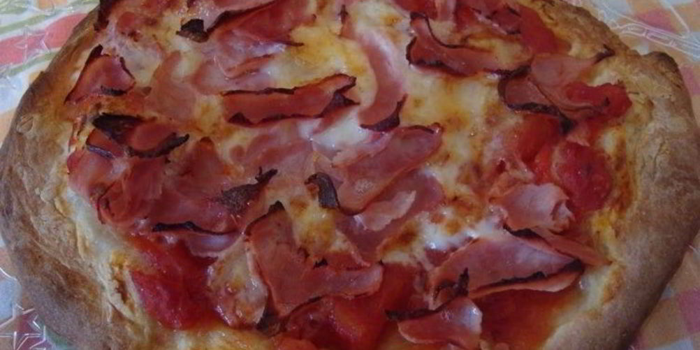 Рецепт пиццы с ветчиной и помидорами