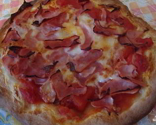 Пицца с ветчиной и помидорами