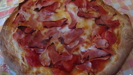 Пицца с ветчиной и помидорами