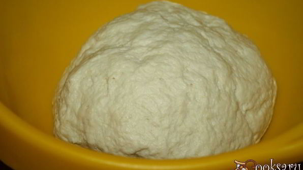 пицца салями пеперони с домашним томатным соусом