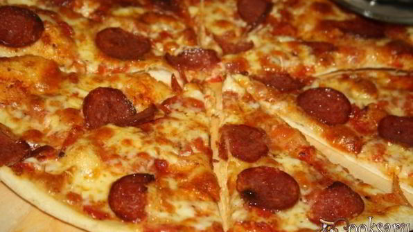 пицца салями пеперони с домашним томатным соусом