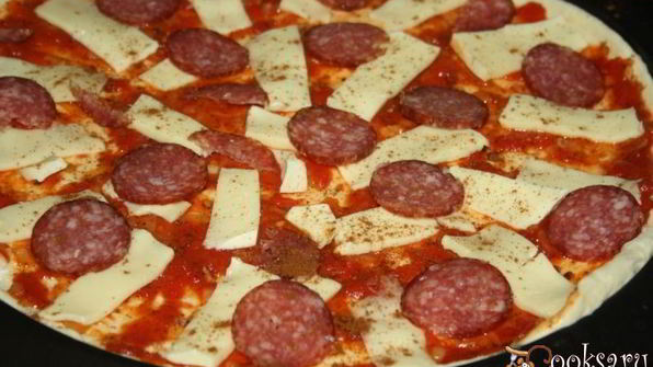 пицца салями пеперони с домашним томатным соусом