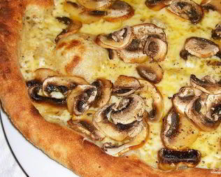 Пицца со свежими грибами