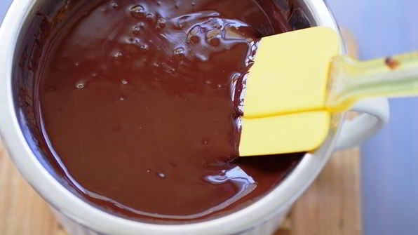 шоколадная пицца с ягодами