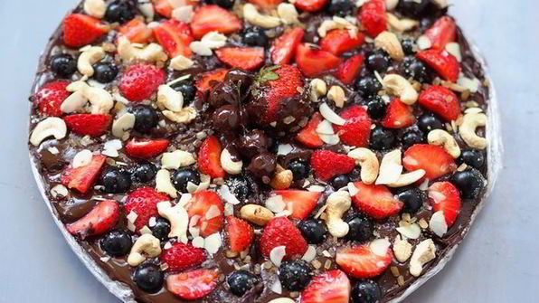 шоколадная пицца с ягодами