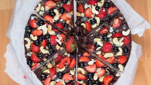 шоколадная пицца с ягодами
