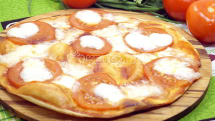 Тонкая пицца с моцареллой