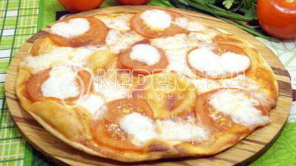 тонкая пицца с моцареллой