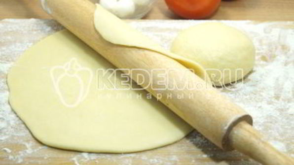 тонкая пицца с моцареллой