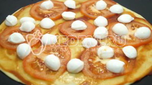 тонкая пицца с моцареллой