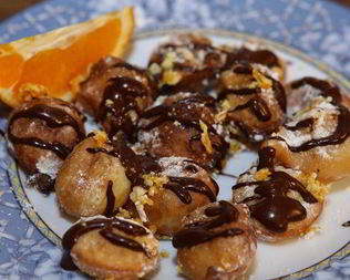 Апельсиновые пончики с шоколадным соусом