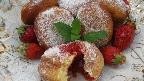 пончики с клубничной начинкой