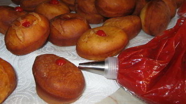 пончики с клубничной начинкой